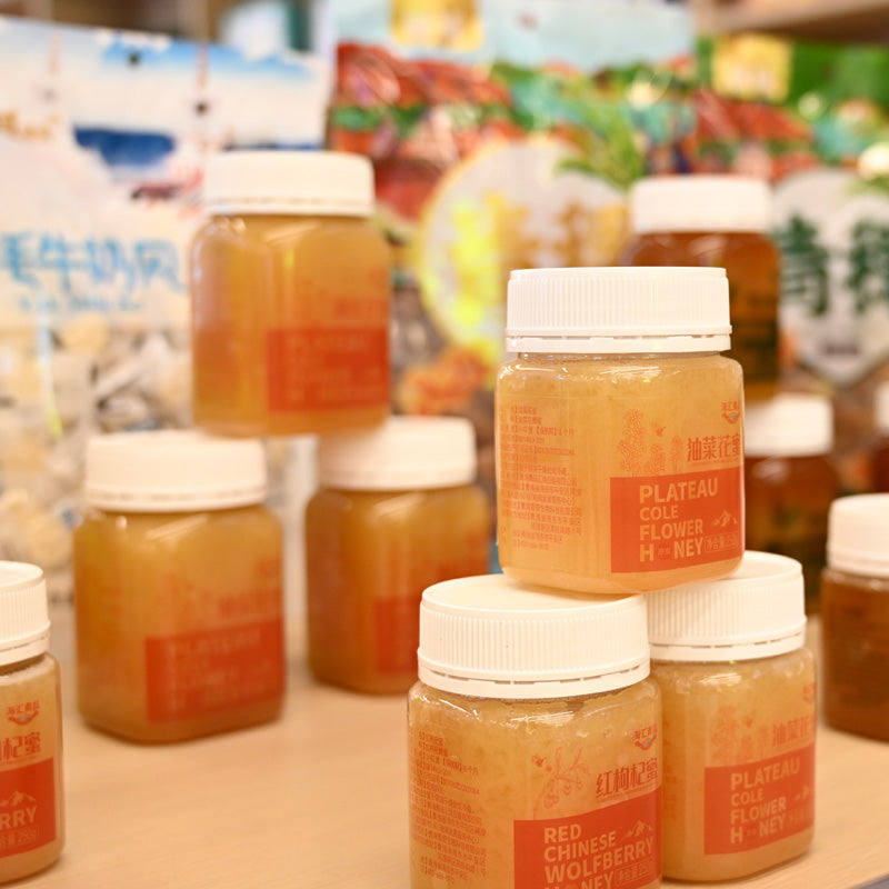 Qinghai specialty rapeseed flower honey is rich in nutrition and contains a variety of vitamins, beautifying and nourishing the skin, with a unique taste